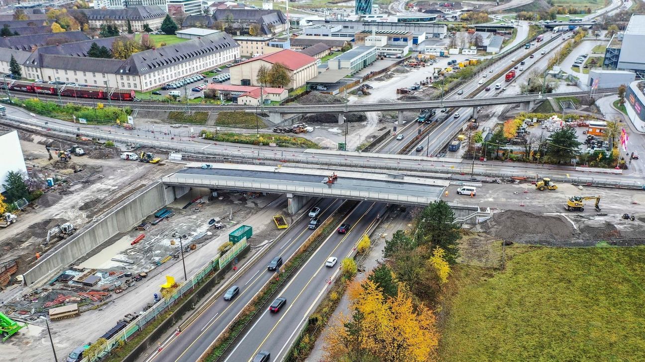 Seit Dezember 2023 rollen Autos über die neue Brücke. Jetzt stehen noch Restarbeiten an.