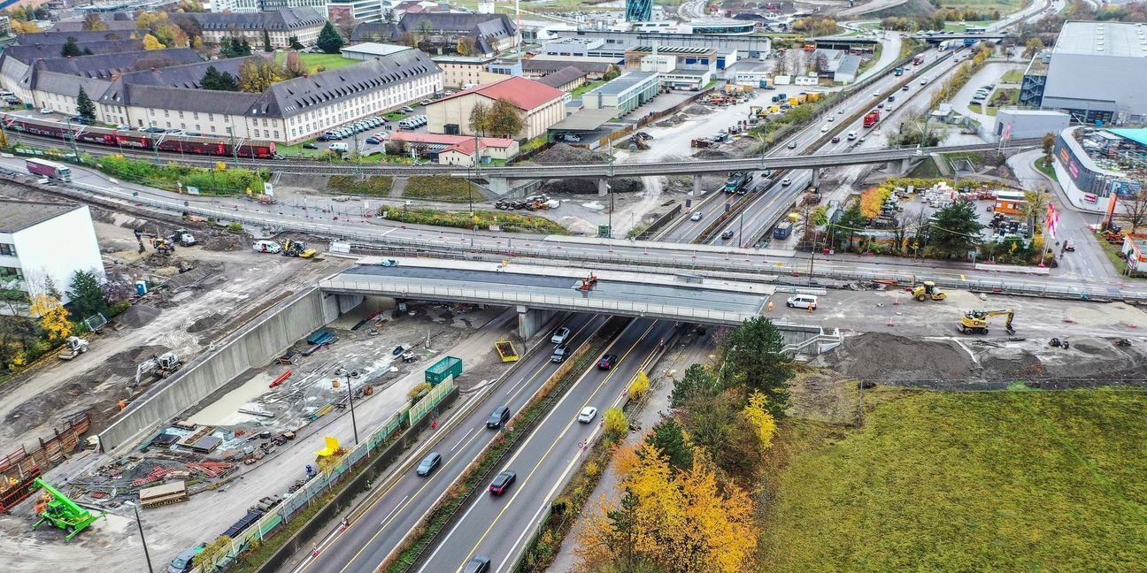 Seit Dezember 2023 rollen Autos über die neue Brücke. Jetzt stehen noch Restarbeiten an.