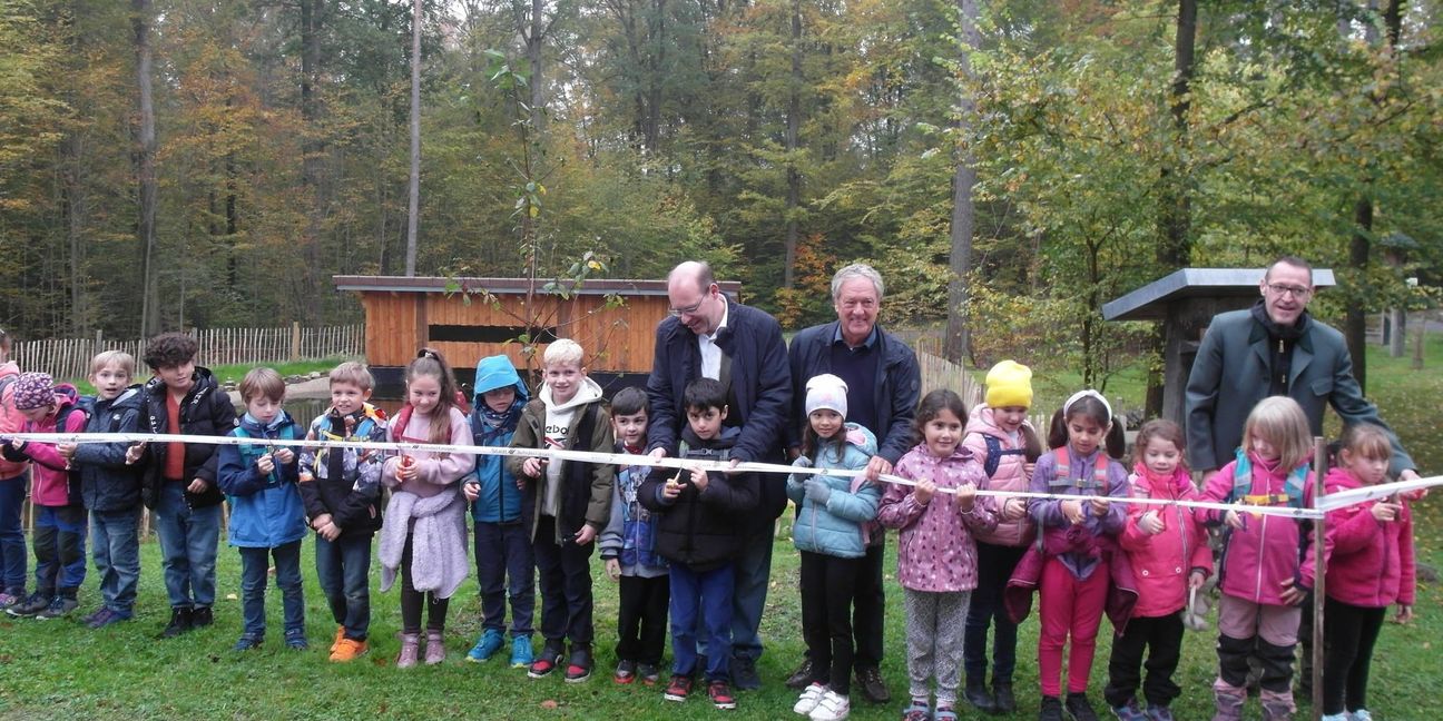 Jörg Prigl, Bernd Vöhringer, Markus Klas (von links) und viele Kinder voller Vorfreude.