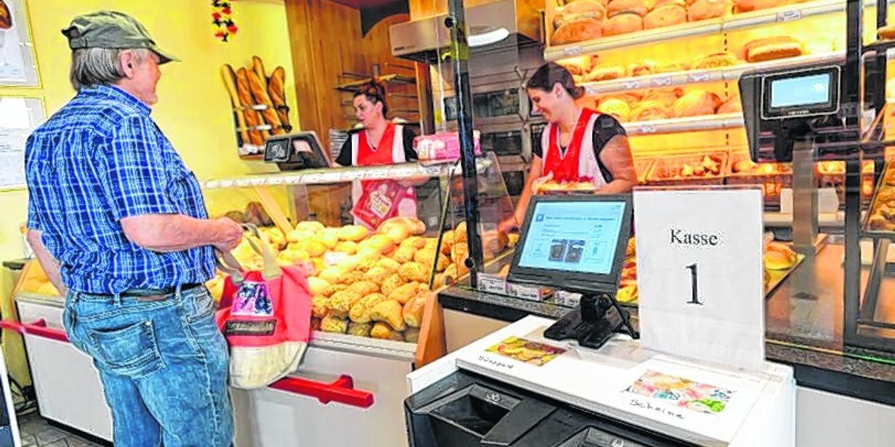 Unkompliziertes Bezahlen ist an den Kassenautomaten bei der Bäckerei Ruoff im Maichinger Vietz-Markt möglich. Bild: Stampe