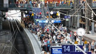 Die Bahn ist ein Massenverkehrsmittel. Im Bild ein Blick auf den Hamburger Bahnhof