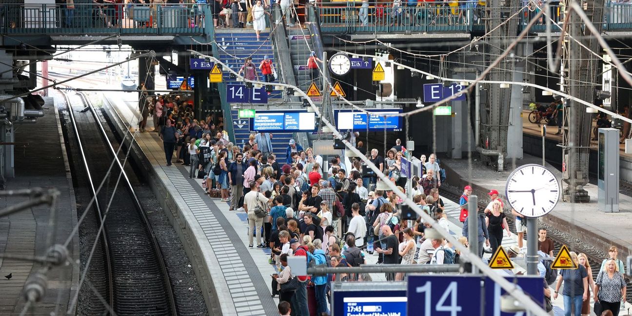 Die Bahn ist ein Massenverkehrsmittel. Im Bild ein Blick auf den Hamburger Bahnhof