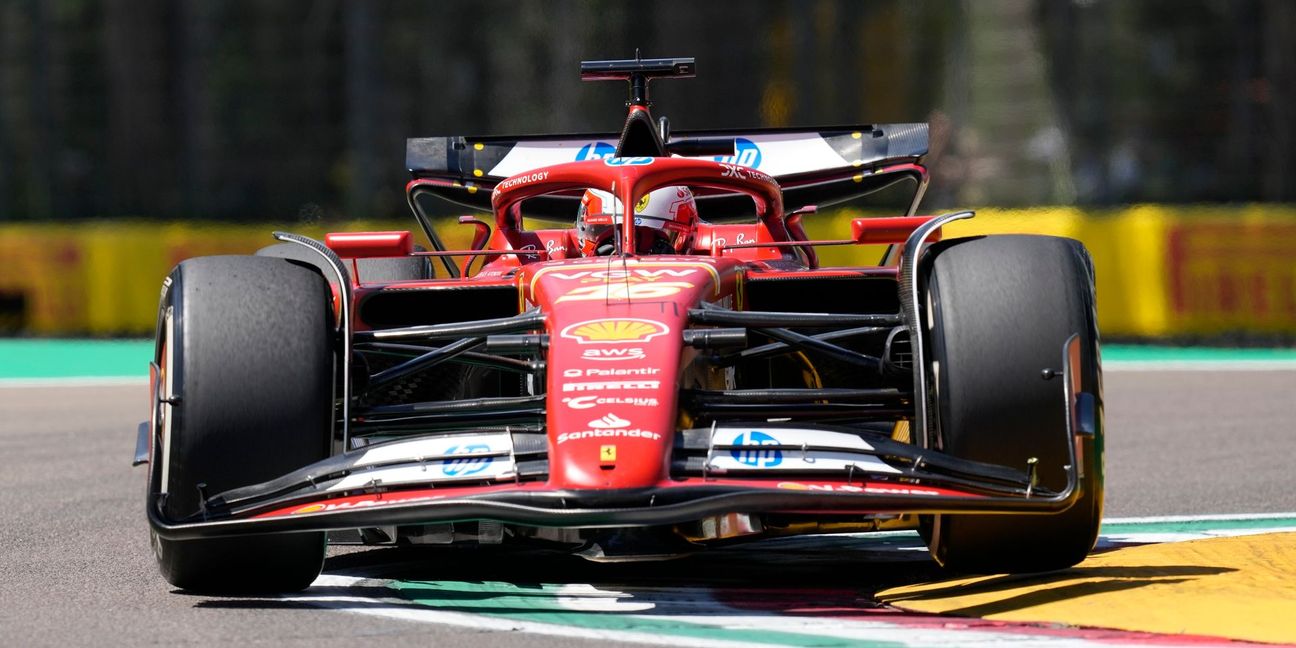 Ferrari-Pilot Charles Leclerc steuert sein Ferrari-Boliden in Imola auf der Strecke.