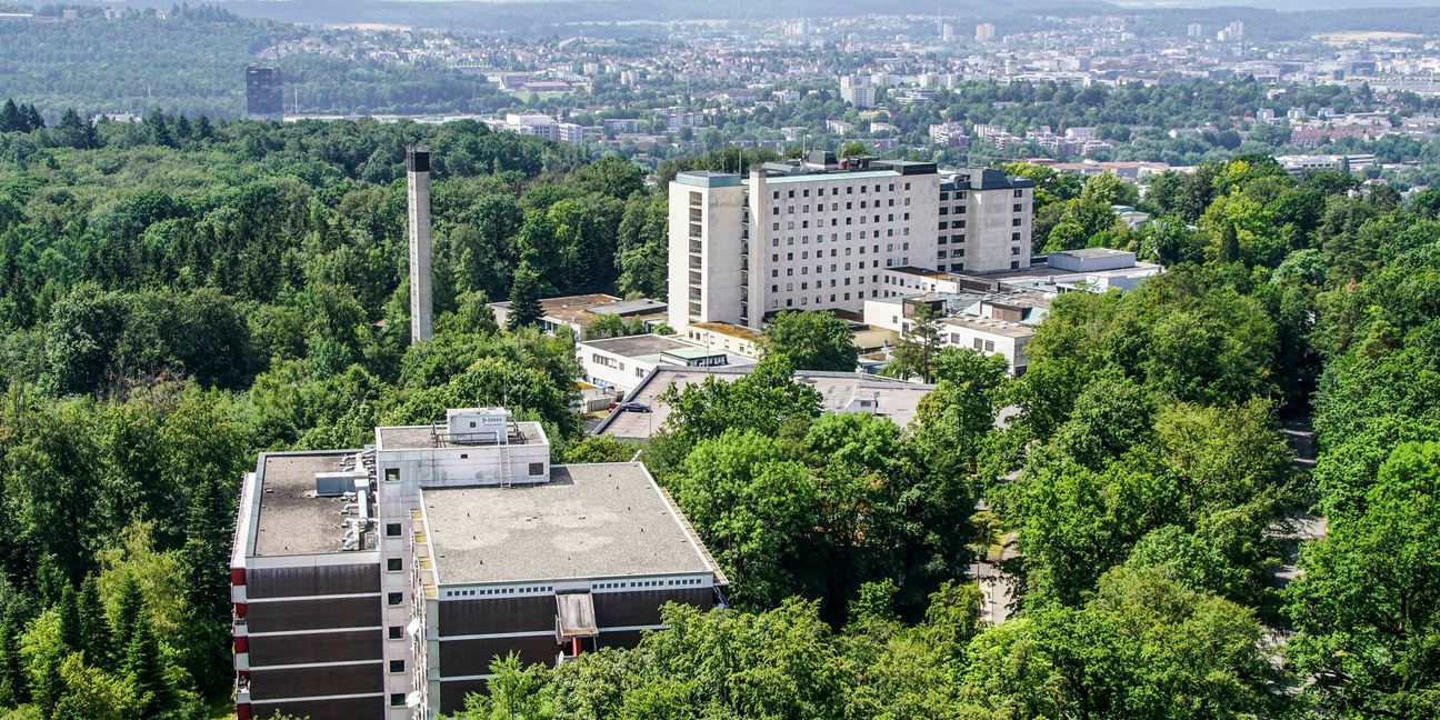 Der Blick vom Wasserturm auf das Krankenhaus-Areal zeigt das Gebiet, auf dem mittelfristig ein neues Stadtquartier entstehen soll. Für den Stadtplaner Michael Paak spielt das bei der rechnerischen Entwicklung bis ins Jahr aber 2030 keine Rolle.        Bild: Dettenmeyer