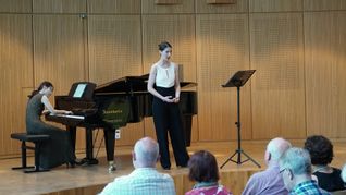 Maria Hegele mit Pianistin Yejin Koo beim Liederabend des Liedfestivals im Odeon.