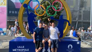 Markus Frank sowie Keno und Matthias Kauffmann (von links) bei Olympia vor dem Stadion in Lille.