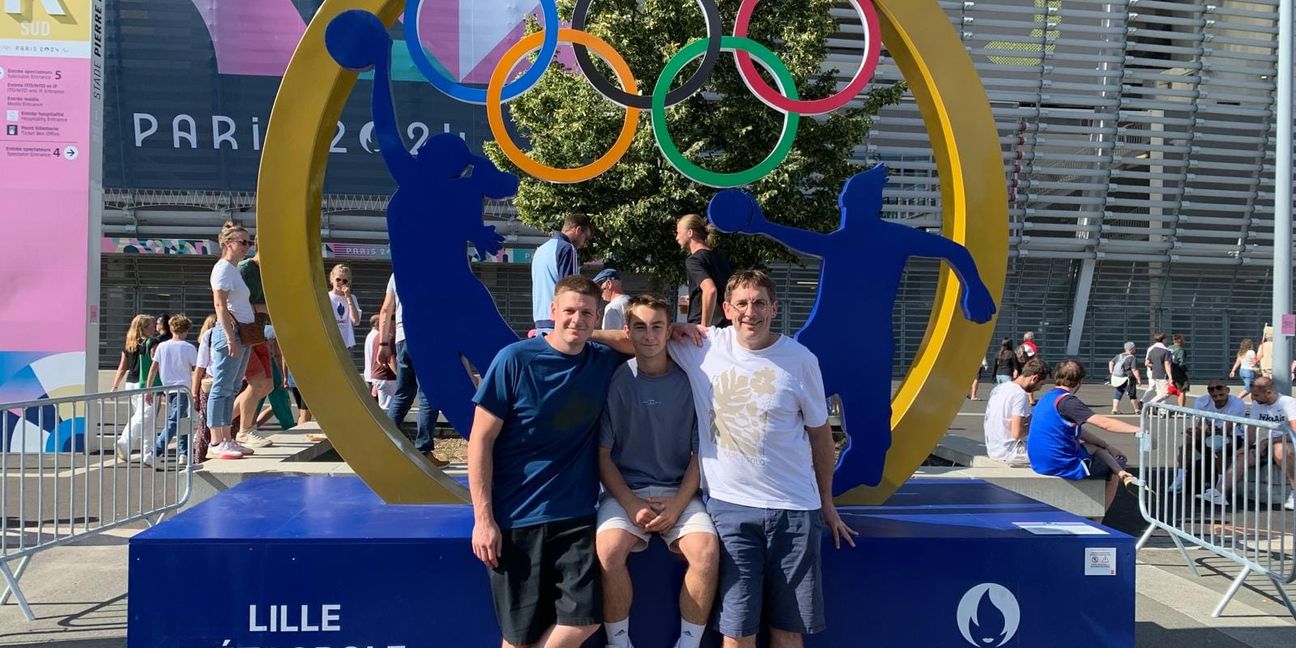 Markus Frank sowie Keno und Matthias Kauffmann (von links) bei Olympia vor dem Stadion in Lille.