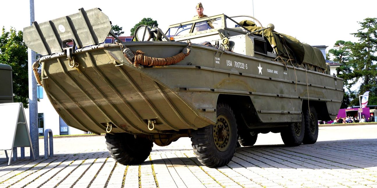 Auch Militärfahrzeuge konnte man begutachten: Das Amphibienfahrzeug kann auf dem Wasser fahren: Es wurde beispielsweise im Zweiten Weltkrieg dazu verwendet, um Fracht von Schiffen an Land zu bringen.