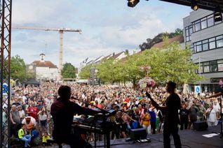 Voller Marktplatz und klasse Stimmung beim zweiten Abend von "Sindelfingen rockt mit der Band "True Collins".