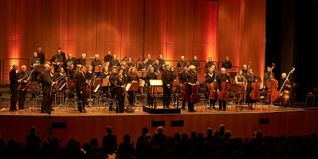 Wie 2024 leitet Manuel Töws wieder das Herbstkonzert des Sinfonieorchesters Sindelfingen.