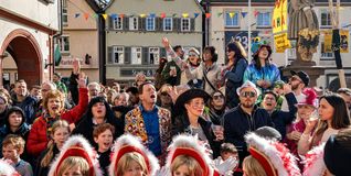 Die Narren übernehmen das Regiment.