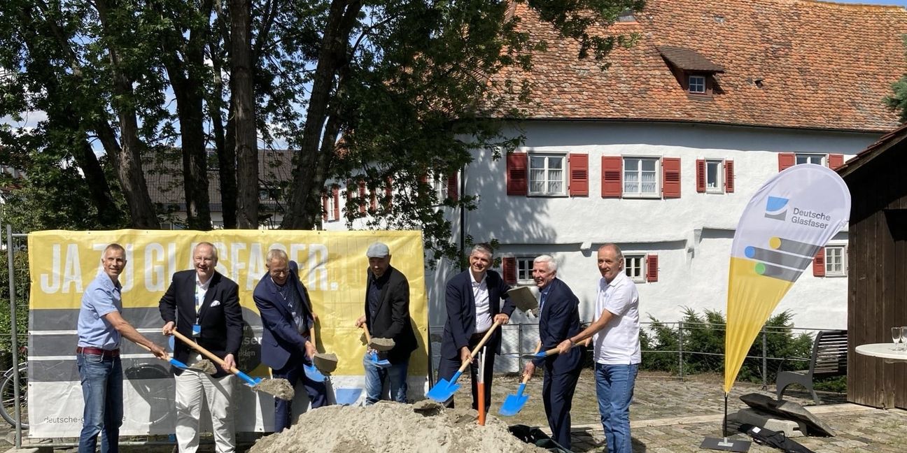 Kai Hölscher, Senior Manager Deutsche Glasfaser, Frank Meixner, Projektmanager Deutsche Glasfaser,  Mathew Geller, Bauunternehmen NXT,  Oliver Bauer, Zweckverband Breitbandausbau Kreis Böblingen); Bürgermeister Ioannis Delakos, Winfried Kopperschmidt, Abteilungsleiter Kommunale Kooperationen Deutsche Glasfaser; Helmuth Haag, Gigabit Region Stuttgart (von links). Bild: z