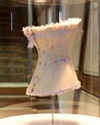 Ein Korsett in der Vitrine.