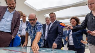 Tobias Bacherle (links) an der Seite des Bundesverteidigungsminister Boris Pistorius (Mitte) auf dem US-Flottenstützpunkt in Pearl Harbour auf Hawaii.