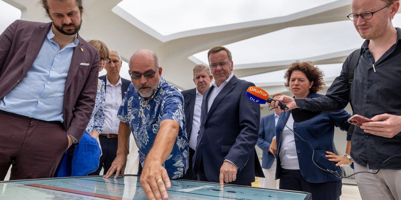 Tobias Bacherle (links) an der Seite des Bundesverteidigungsminister Boris Pistorius (Mitte) auf dem US-Flottenstützpunkt in Pearl Harbour auf Hawaii.