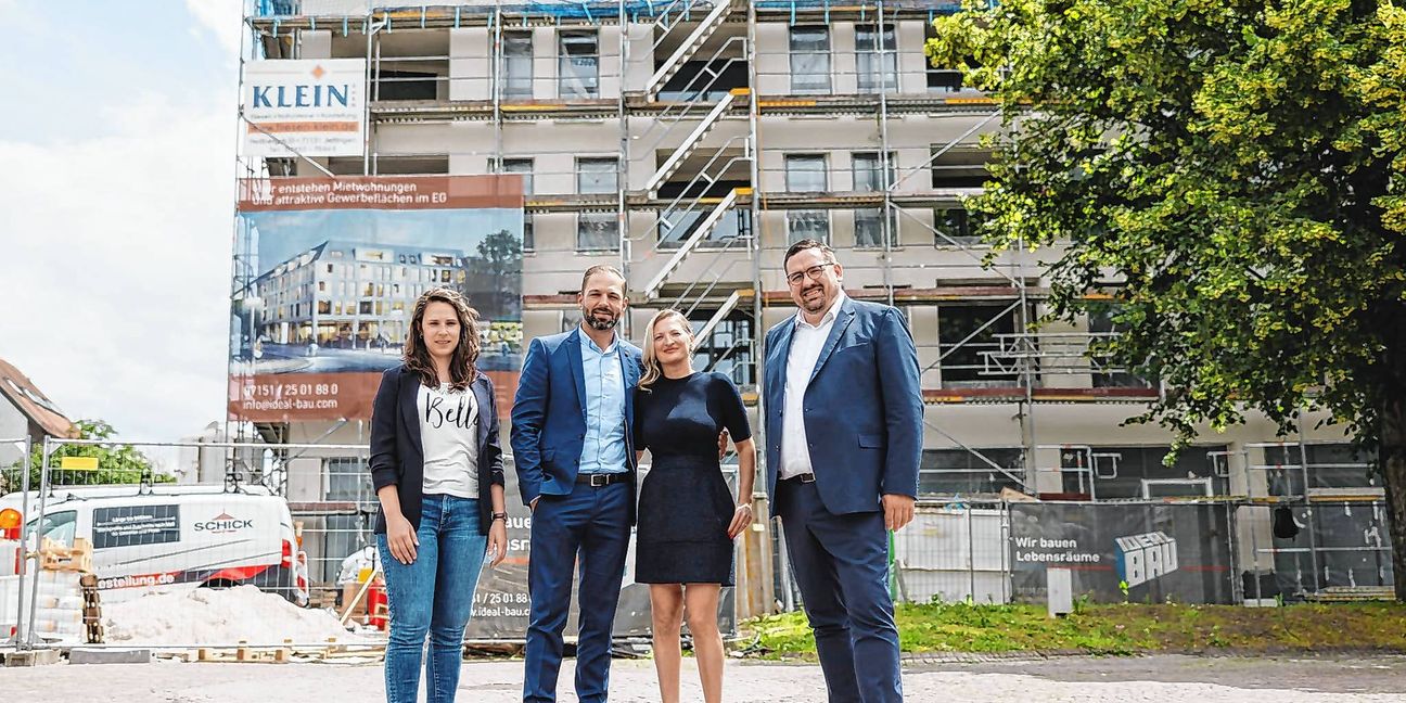 Katrin Heißel, Prokuristin und Projektleiterin Innenstadt bei der Wirtschaftsförderung Sindelfingen (WSG), Franz Teufel und Anna Teufel von Interieur Steinle und Felix Rapp, WSG-Geschäftsführer (von links) vor dem Neubau am oberen Marktplatz.