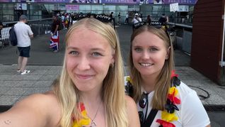 Ein Selfie vor dem Stade de France in Paris: Emma Beelmann (links) und Melissa Blum waren Mittwochabend und Donnerstagmorgen dort. Bild: z