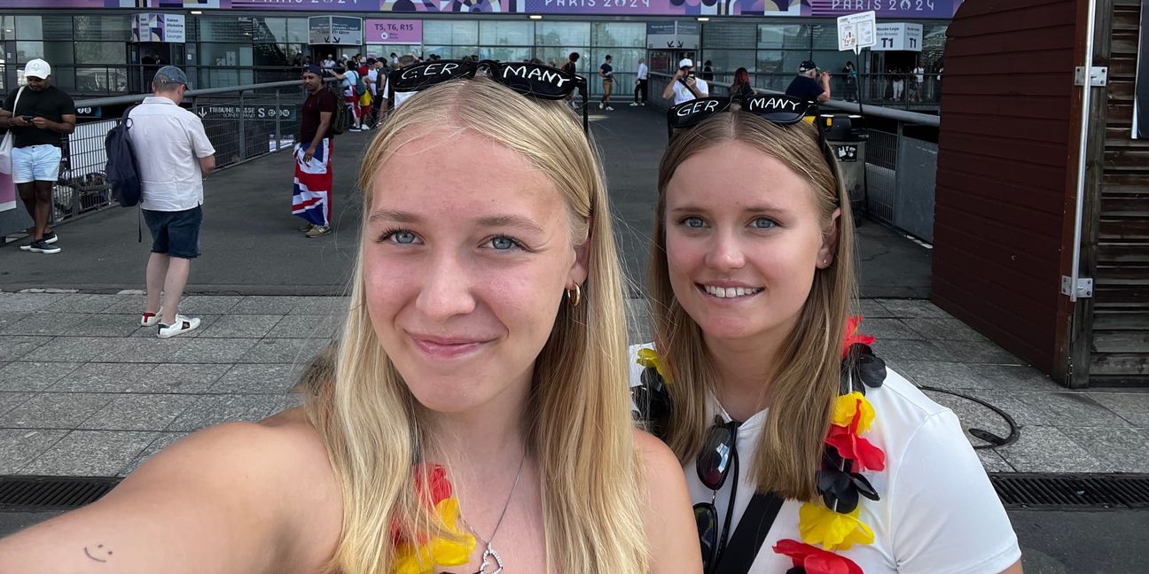 Ein Selfie vor dem Stade de France in Paris: Emma Beelmann (links) und Melissa Blum waren Mittwochabend und Donnerstagmorgen dort. Bild: z