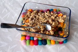 Aprikosen-Crumble als Sommerdessert.