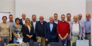 Der alte und neue Vorstand (von links): Kai Ruckaberle, Volker Ziller, Andrea Walz, Peter Kramer, Sandra Schidzick, Bernd Dörich, Wolfgang Vogt, Dr. Bernd Schmalenbach, Simon Bräuning, Tobias Klein, Robert Klotz, Hermann Ayasse, Henning Mezger und Oliver Claus.