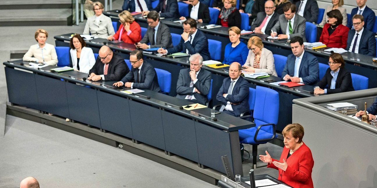 Kanzlerin Angela Merkel vor der Regierungsbank im Bundestag Foto: /Marco Urban