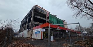 Seit dem Brand 2017 steht das Gebäude leer, nun ist dort ein Mömax-Markt geplant.