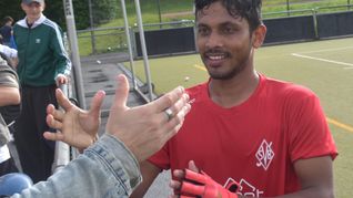 Roman Starkar nimmt die Gratulation eines Böblinger Anhängers nach dem 3:3 in Mannheim entgegen.