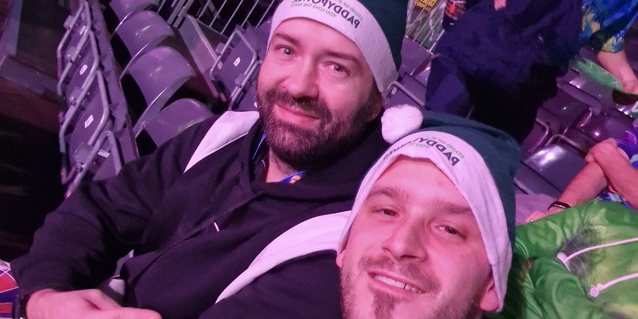 Die beiden Sindelfinger Sebastian Dinkelacker (rechts) und Thomas Schmidt im Ally Pally in London. Bild: z