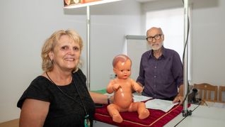 Elke Finkbeiner holt das Strampelchen ihrer Mutter bei Puppendoktor Peter Spechtberger im Holzgerlinger Meimatmuseum ab. Bild: Nüßle