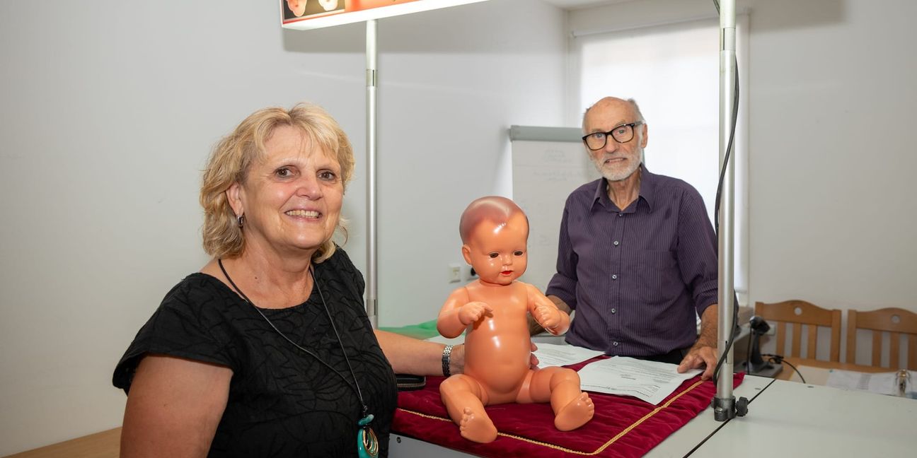 Elke Finkbeiner holt das Strampelchen ihrer Mutter bei Puppendoktor Peter Spechtberger im Holzgerlinger Meimatmuseum ab. Bild: Nüßle