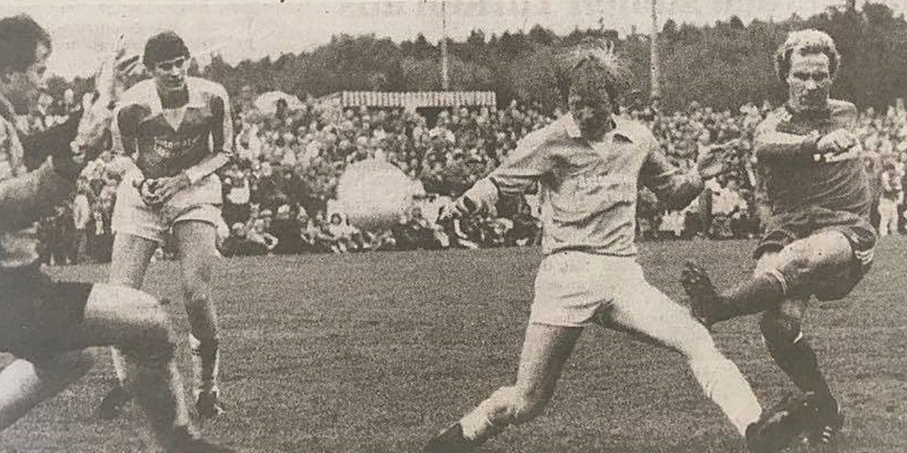 Volles Stadion beim Benefizspiel des FC Bayern München in Schönaich am 5. Oktober 1982. 6500 Zuschauer kamen zu der Partie, bei der es am Ende nur Gewinner gab. Auf dem Bild setzt sich Karl-Heinz Rummenigge gegen Dieter Paetzold durch und schießt ein Tor für den FCB. Bild: z