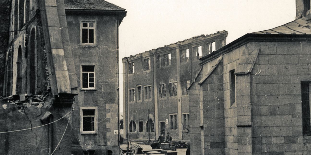 Mehr als die Hälfte des Böblinger Schlossbergs liegt am 8. Oktober 1943 in Schutt und Asche. Vom Böblinger Schloss steht nur noch ein Teil der Fassade (links), vom Rathaus (rechts) ist nur noch das Erdgeschoss stehen geblieben.  Bilder: Stadtarchiv Böblingen