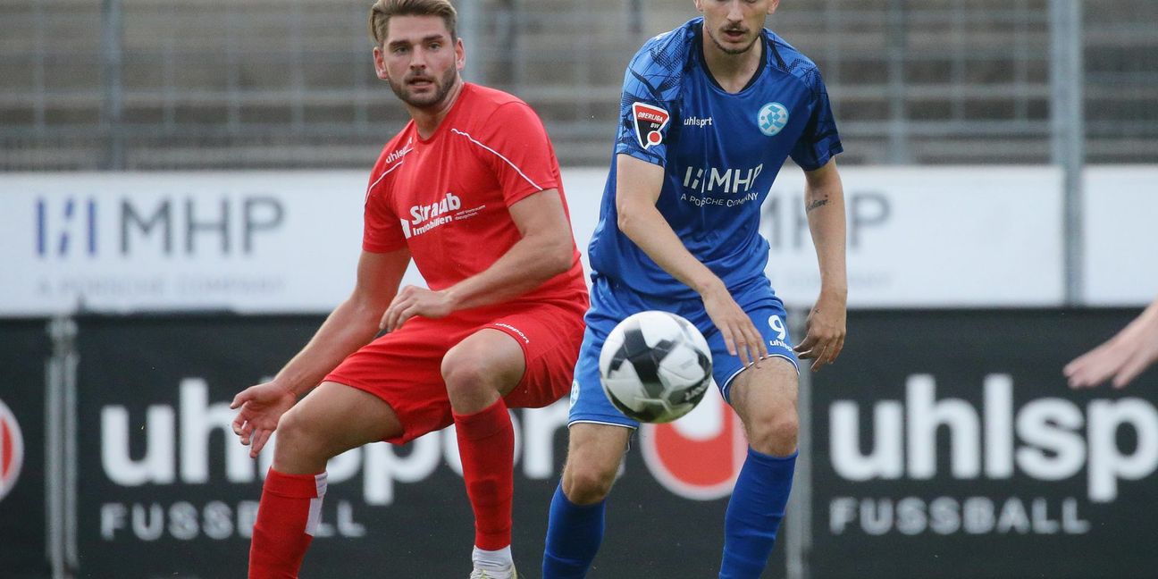 David Nieland  (re.) im Zweikampf mit Marvin Methner (TuS  Metzingen) im WFV-Pokal-Drittrundenspiel  gegen den Landesligisten, das die Stuttgarter Kickers mit 4:1 gewannen.