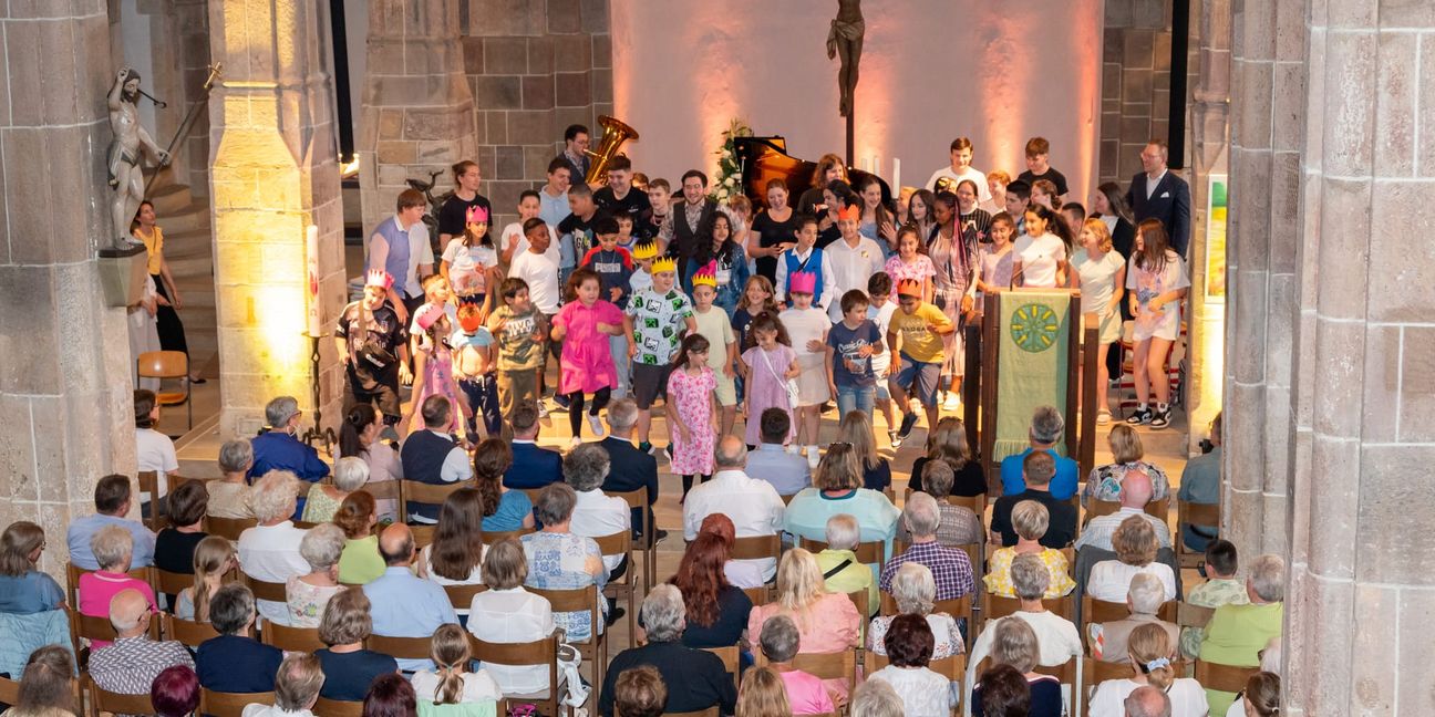 Die Kinder und Jugendlichen haben Spaß an der Musik. Das wurde beim Konzert in der Martinskirche deutlich. Bild: Nüssle