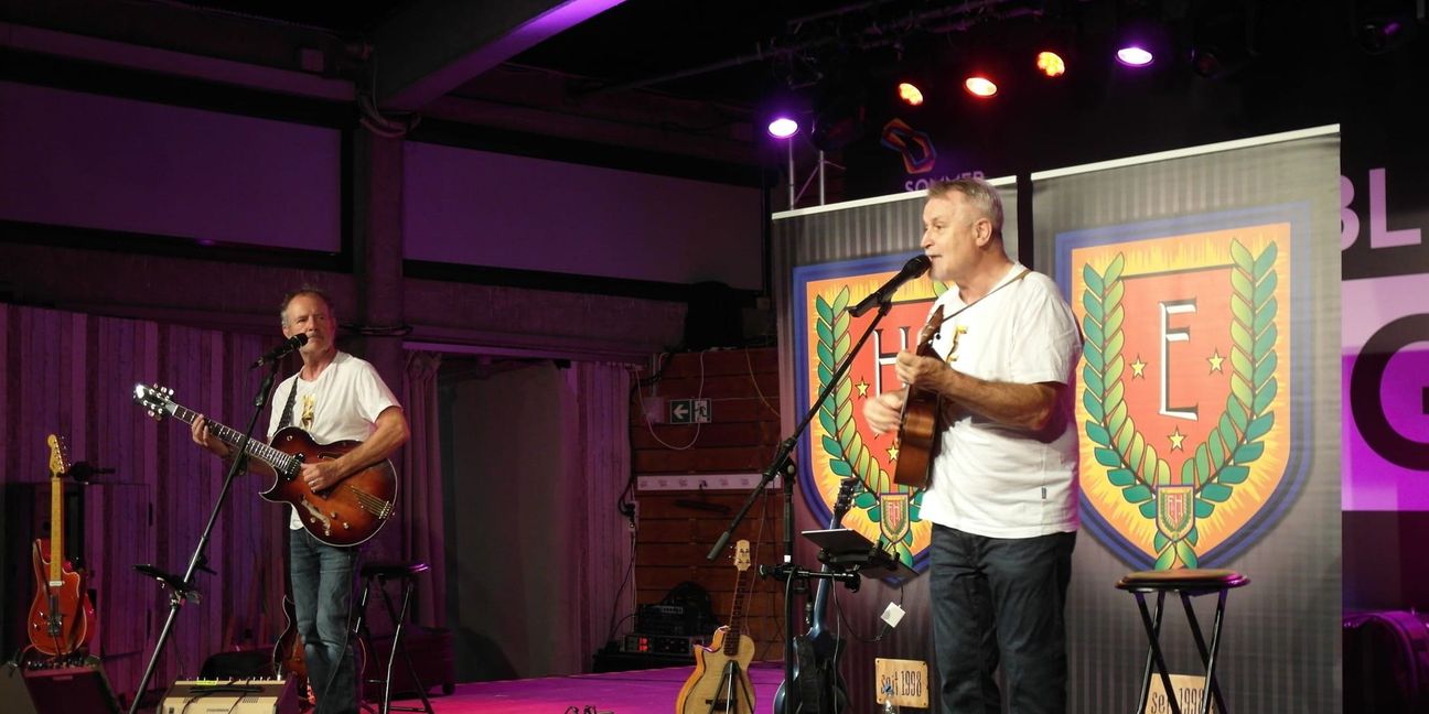 Heiner Reiff und Ernst Mantel (von links) sind vor gut 100 Zuschauern in der Böblinger Alten Tüv-Halle bei der Veranstaltungsreihe „Sommer am See“ aufgetreten.