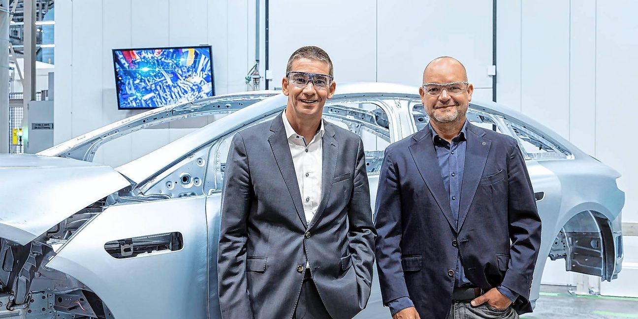 Auf gute Zusammenarbeit: Trumpf-Vorstandsmitglied Hagen Zimer (links) und Jörg Burzer, Vorstandsmitglied Mercedes-Benz AG