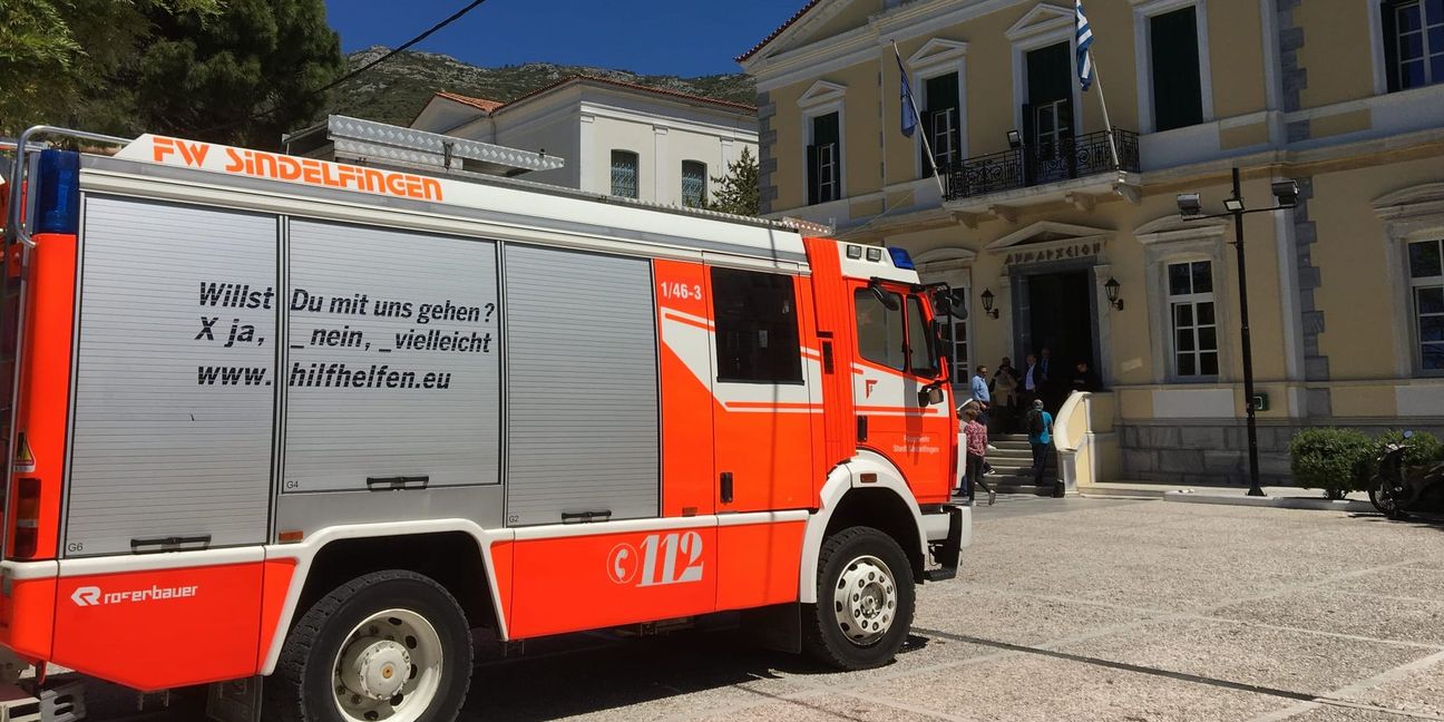 Das dritte und bislang letzte Feuerwehrauto, das Sindelfingen seiner Partnerstadt Ost-Samos im Frühjahr 2024 gespendet hat, vor dem Rathaus der Hauptstadt.