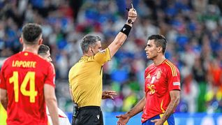 Verdutzter Blick: Spaniens Rodri (rechts) erhält von Schiedsrichter Slavko Vincic die Gelbe Karte wegen Meckerns.