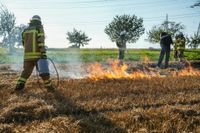 Auf einem Maichinger Acker übte die Sindelfinger Feuerwehr die Bekämpfung von Vegetationsbränden.