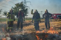 Auf einem Maichinger Acker übte die Sindelfinger Feuerwehr die Bekämpfung von Vegetationsbränden.