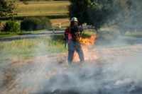 Auf einem Maichinger Acker übte die Sindelfinger Feuerwehr die Bekämpfung von Vegetationsbränden.