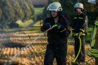 Auf einem Maichinger Acker übte die Sindelfinger Feuerwehr die Bekämpfung von Vegetationsbränden.