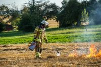 Auf einem Maichinger Acker übte die Sindelfinger Feuerwehr die Bekämpfung von Vegetationsbränden.