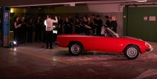 Chor mit Alfa-Romeo Spider bei „Path of Miracles“ in der Tiefgarage der Gottlieb-Daimler-Schule II.