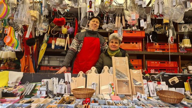 Karl-Heinz Regele und seine Frau Sabine kommen regelmäßig auf den Sindelfinger Krämermarkt. An ihrem Stand findet sich alles, was ein Haushalt braucht. Gute Tipps gibt es gratis dazu.