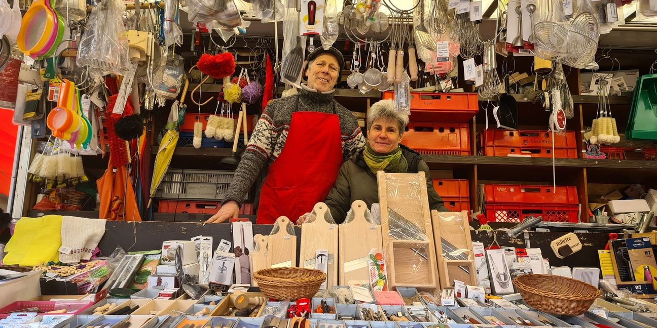 Karl-Heinz Regele und seine Frau Sabine kommen regelmäßig auf den Sindelfinger Krämermarkt. An ihrem Stand findet sich alles, was ein Haushalt braucht. Gute Tipps gibt es gratis dazu.