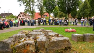 Gedenkfeier am 80. Jahrestag des Bombenangriffs am Mahnmal der gebrochenen Steine auf dem Magstadter Friedhof. Rechts am Mikrofon Magstadts Bürgermeister Florian Glock.Bild: Reichert