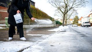 Wenn es glatt ist, hilft nur eins - streuen mit Taumitteln, entweder mit oder ohne Salz.