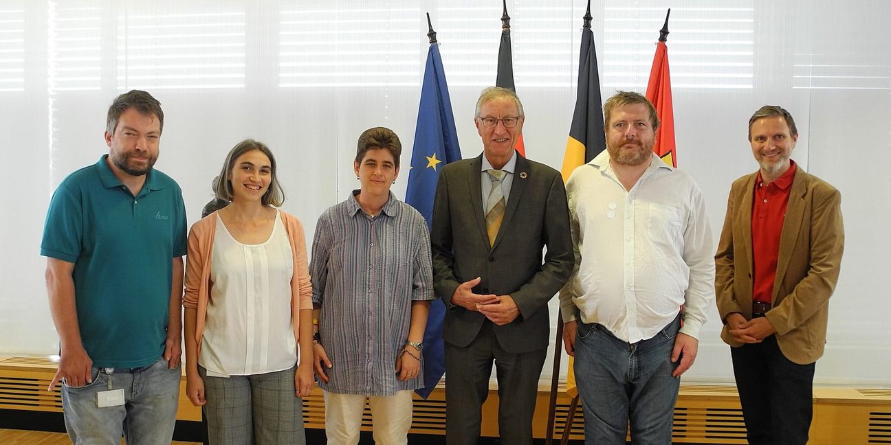 Die Vorsitzenden des Teilhabe-Beirats Miriam Gfrörer (3. von links) und Detlef Ulrich (2. von rechts) beim Besuch bei  Roland Bernhard (3. von rechts), und Dusan Minic (ganz rechts) und  Lisa Zeller (2. von links) und Utz Mörbe (ganz links).