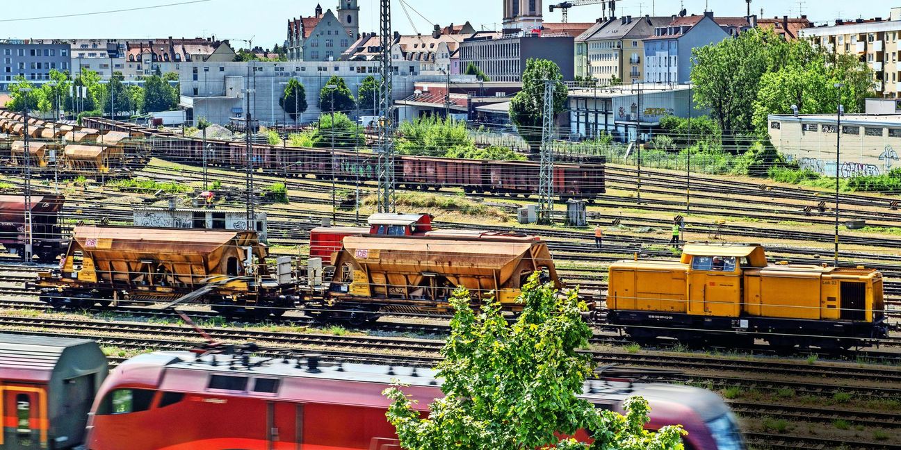 Güterzüge mit wichtigen Energieträgern sollen teilweise Vorrang vor Personenzügen erhalten.